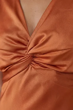 Robe De Demoiselle D'honneur Mi-longue En Satin Rouille À Manches Papillon Et Détail Torsadé Devant