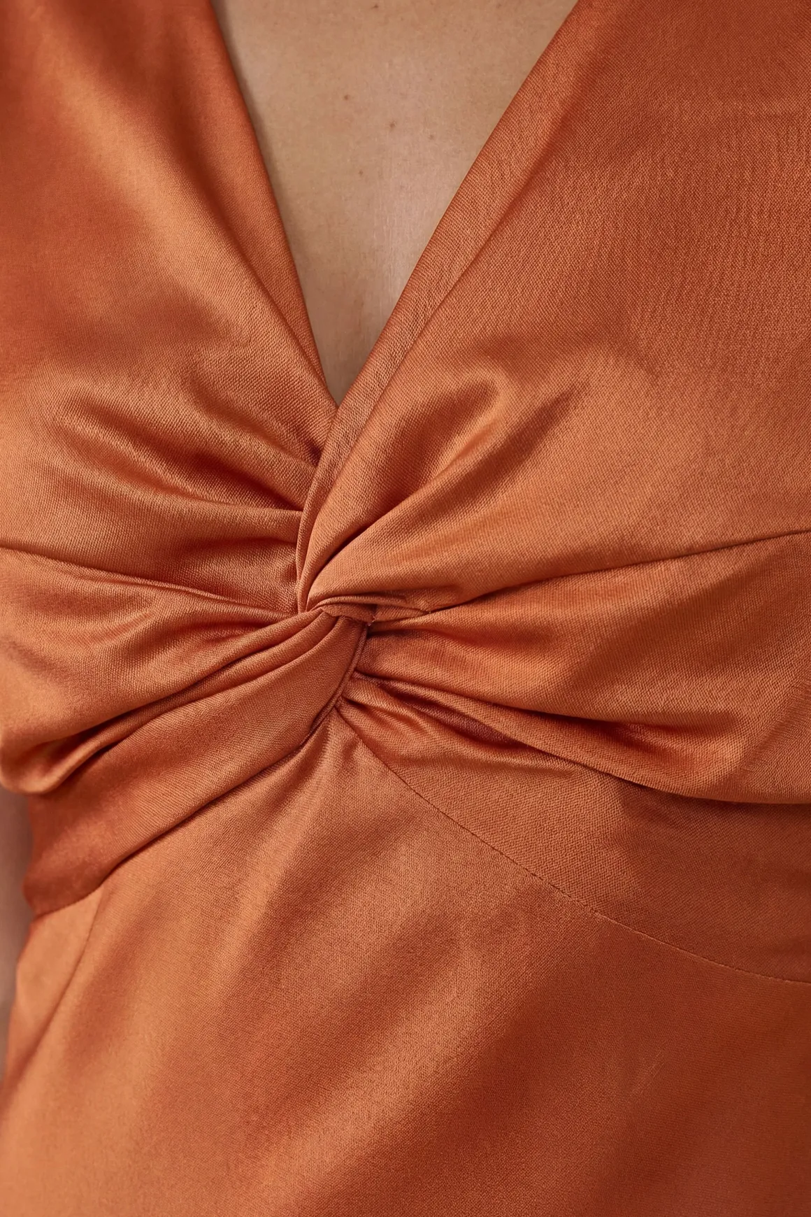 Robe De Demoiselle D'honneur Mi-longue En Satin Rouille À Manches Papillon Et Détail Torsadé Devant