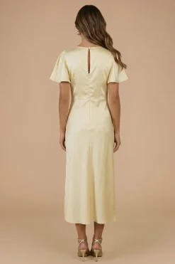 Robe De Demoiselle D'honneur Mi-longue En Satin Jaune Beurre À Manches Papillon Et Détail Torsadé Devant