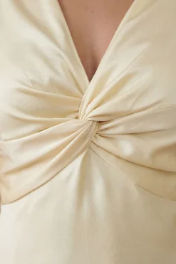 Robe De Demoiselle D'honneur Mi-longue En Satin Jaune Beurre À Manches Papillon Et Détail Torsadé Devant