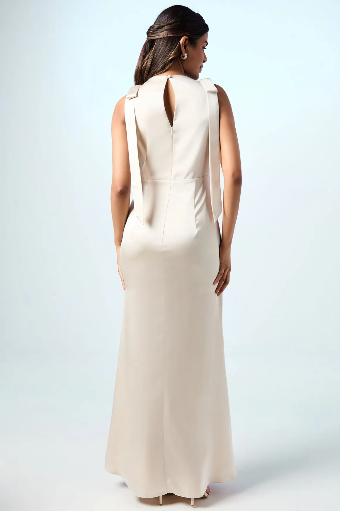 Robe de Demoiselle d'Honneur Maxi en Satin Coast Honoured Petite Sans Manches Col Montant avec Liens aux Épaules
