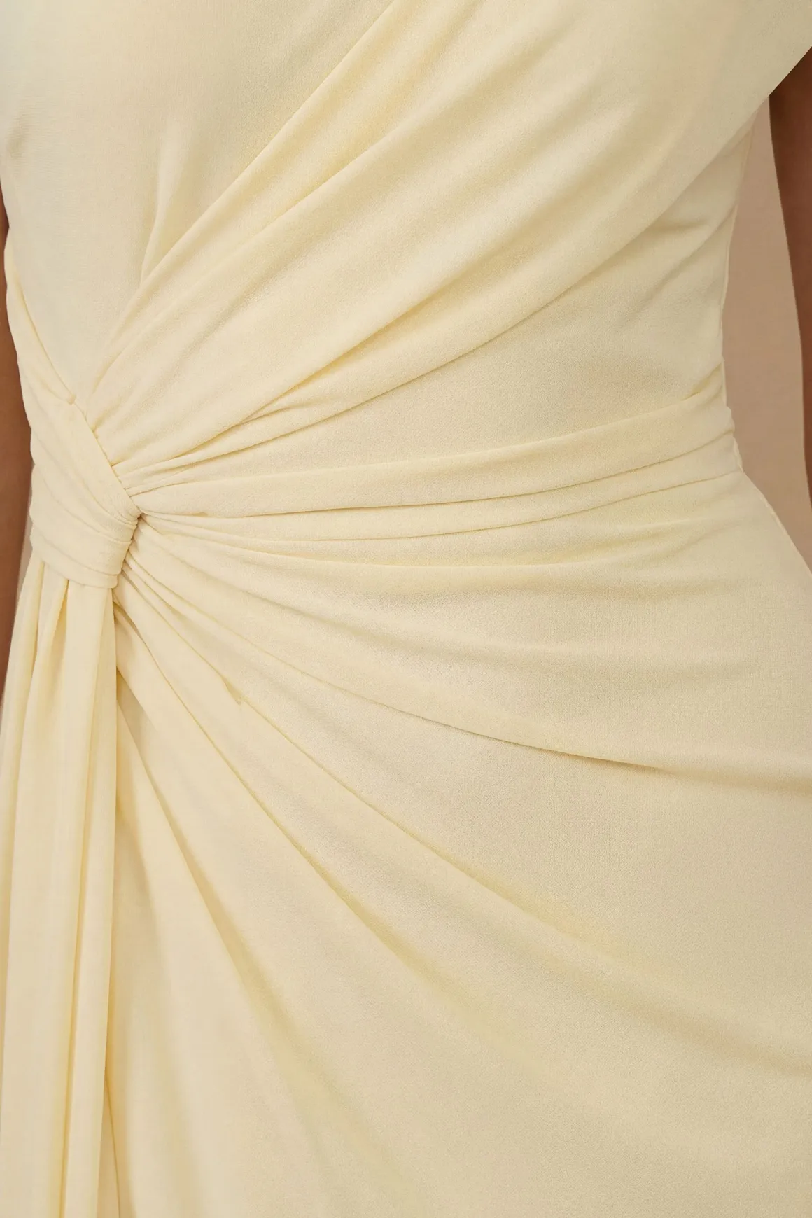 Robe De Demoiselle D'honneur À Épaule Tombante En Mesh