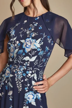 Robe De Demoiselle D'honneur À Volants Avec Cape Fleurie Brodée Et Traîne