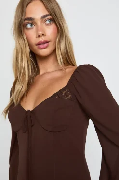 Robe de laitière avec détail de bonnet en dentelle