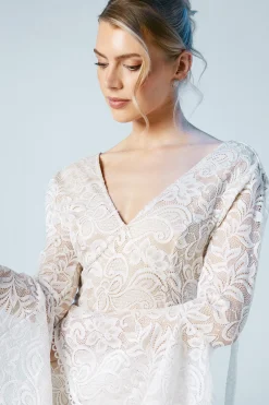 Robe de Mariée Bohème à Manches Évasées en Dentelle Stretch Coupe Sirène