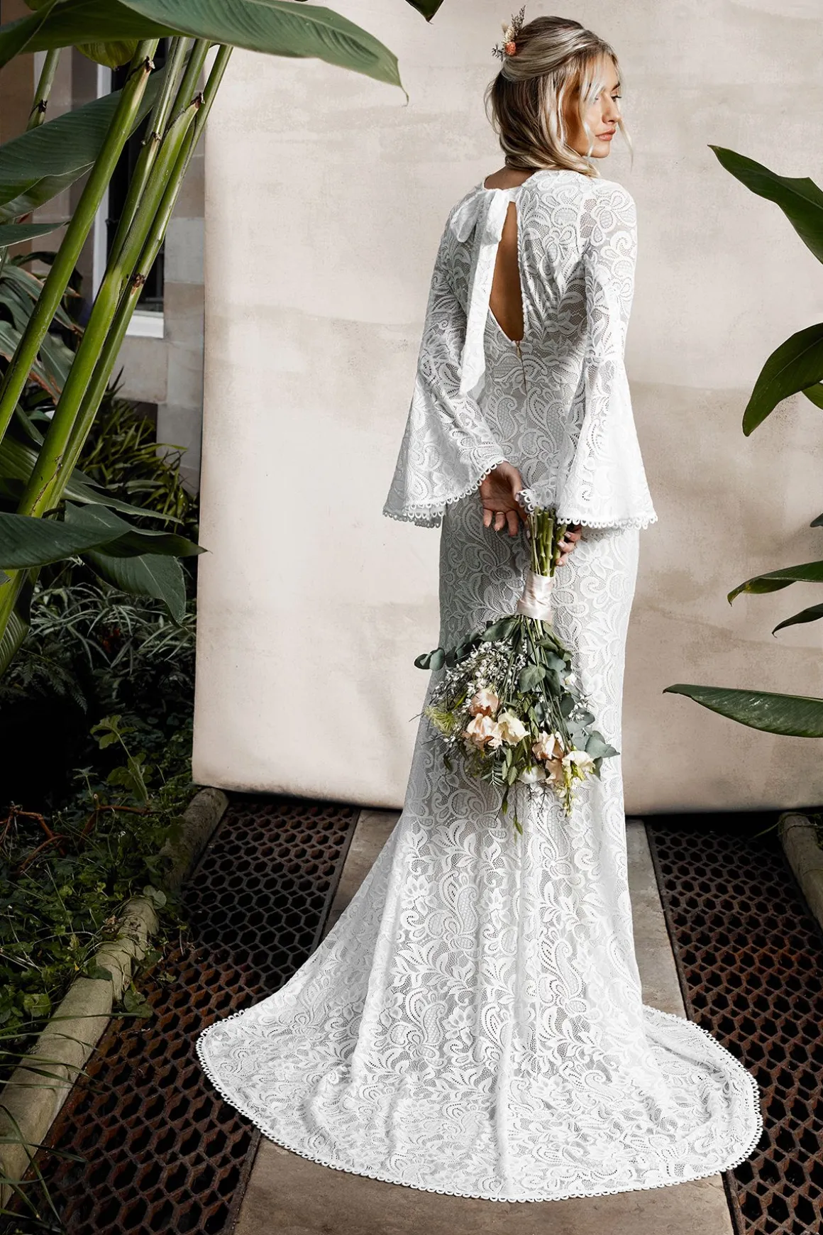Robe de Mariée Bohème à Manches Évasées en Dentelle Stretch Coupe Sirène