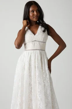 Robe de Mariée Brodée à Col V et Jupe Ample