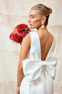 Robe de Mariée Coast Honoured à Décolleté Plongeant en Satin Structuré avec Nœud au Dos