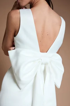 Robe De Mariée Coast Honoured Petite En Satin Structuré Avec Décolleté Plongeant Et Nœud Sculptural Au Dos