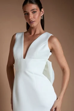 Robe De Mariée Coast Honoured Petite En Satin Structuré Avec Décolleté Plongeant Et Nœud Sculptural Au Dos