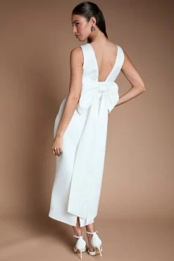 Robe De Mariée Coast Honoured Petite En Satin Structuré Avec Décolleté Plongeant Et Nœud Sculptural Au Dos