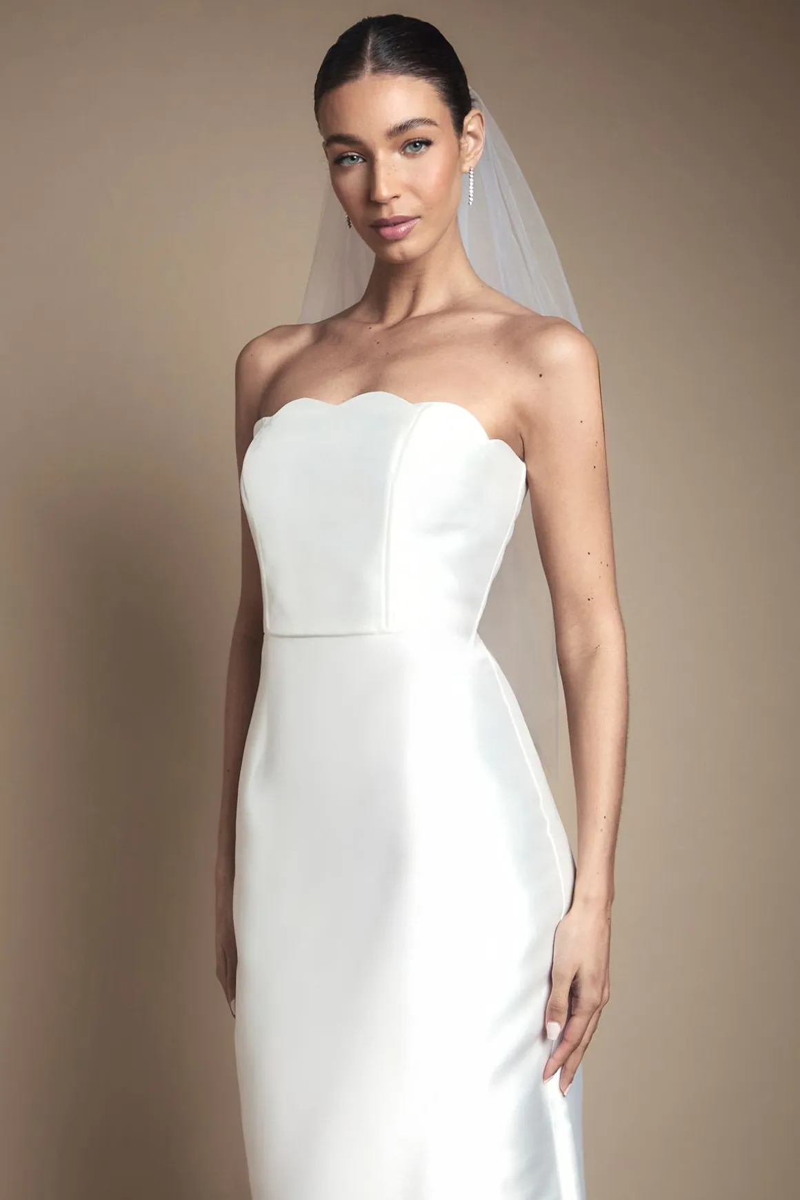 Robe de Mariée Colonne en Sergé avec Détail Festonné