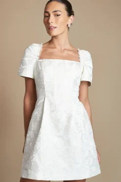 Robe De Mariée Courte À Col Carré En Jacquard Avec Manches Courtes Et Détail Nœud