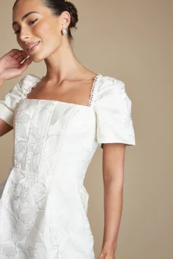 Robe De Mariée Courte À Col Carré En Jacquard Avec Manches Courtes Et Détail Nœud