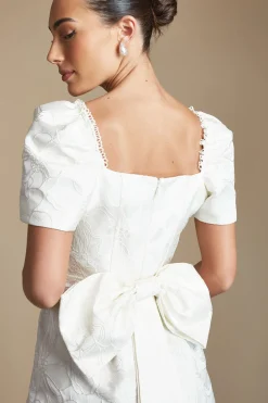 Robe De Mariée Courte À Col Carré En Jacquard Avec Manches Courtes Et Détail Nœud