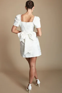 Robe De Mariée Courte À Col Carré En Jacquard Avec Manches Courtes Et Détail Nœud