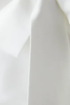 Robe de Mariée Courte en Satin Structurée avec Nœud