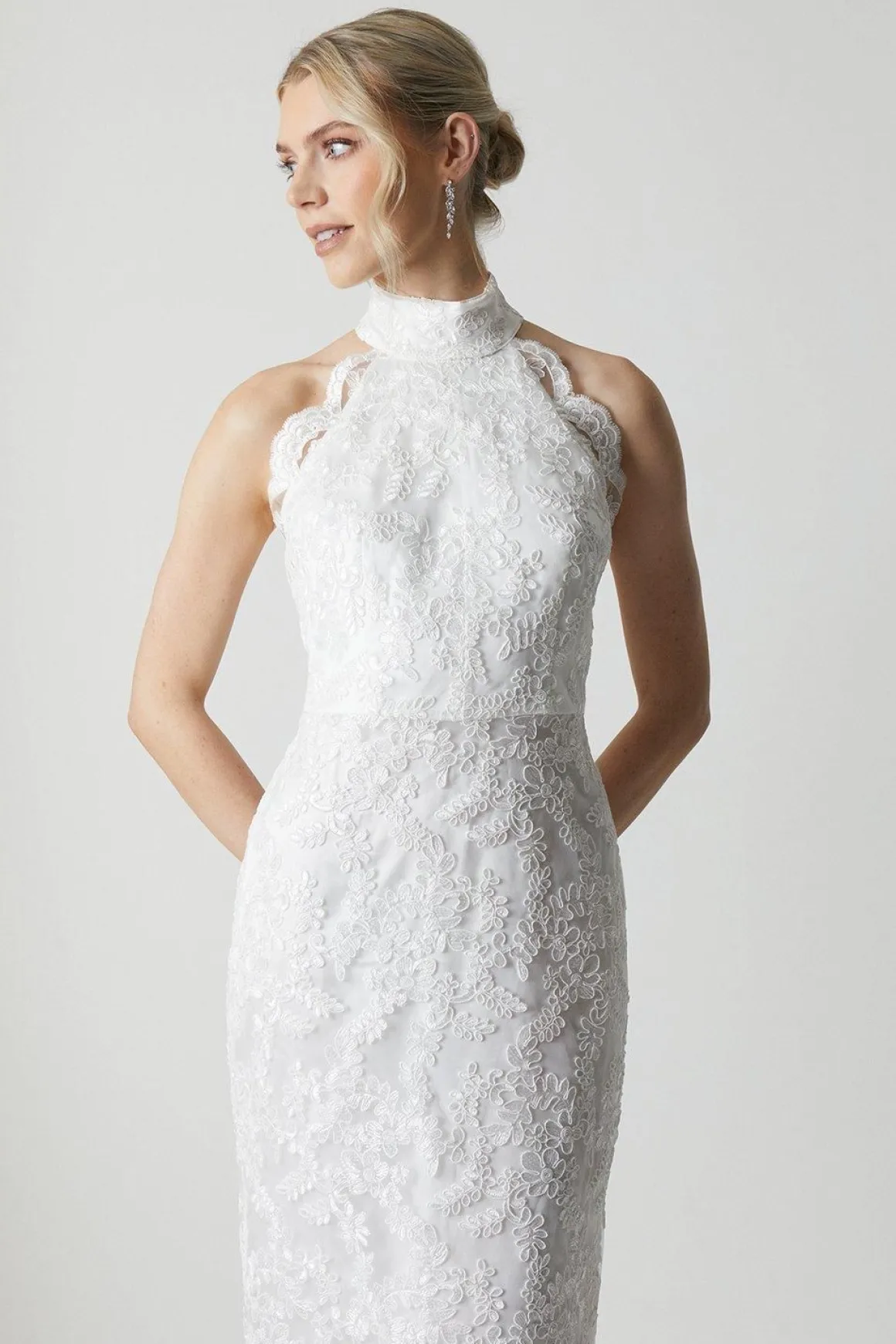 Robe de Mariée en Dentelle Brodée à Col Montant Avec Traîne