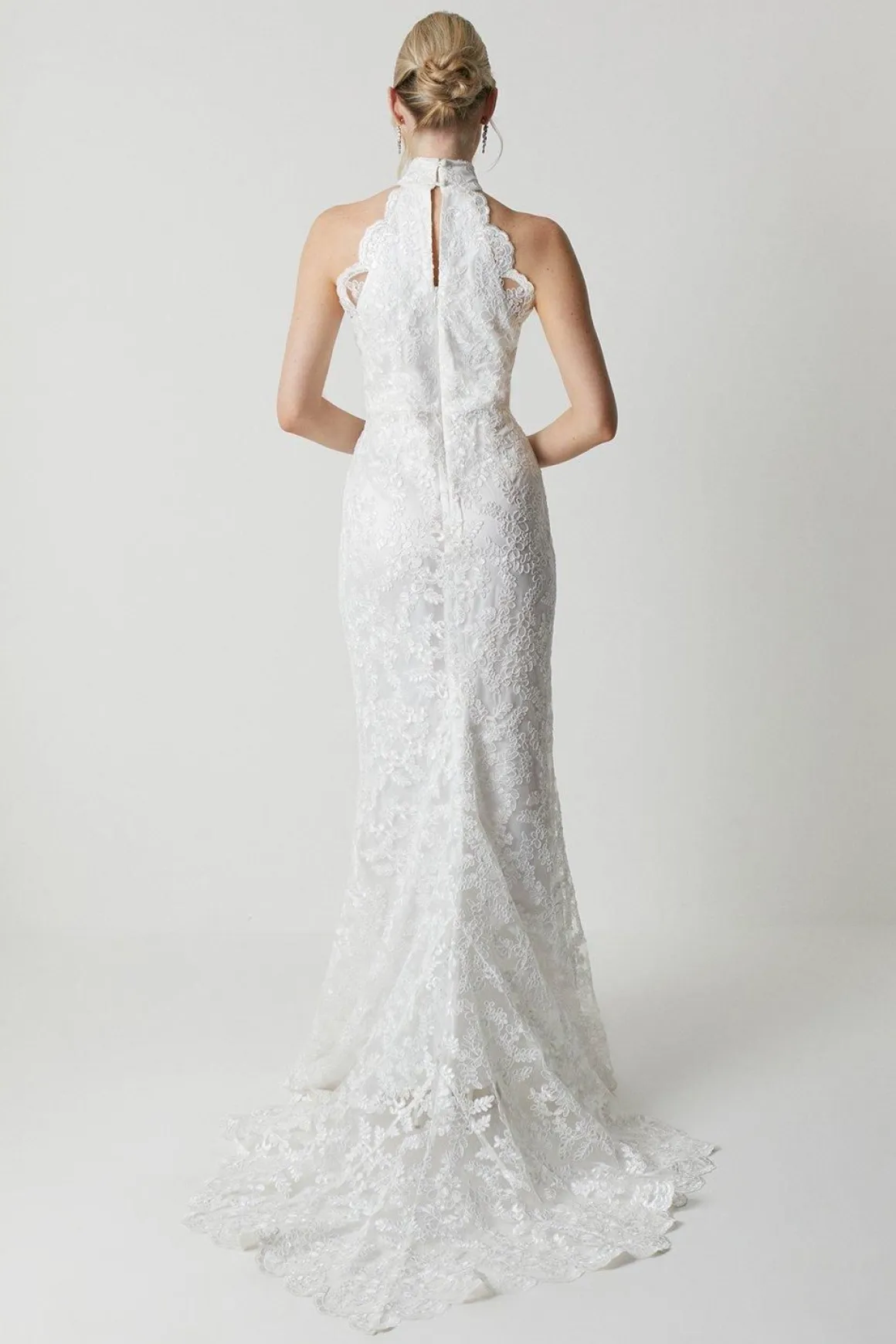 Robe de Mariée en Dentelle Brodée à Col Montant Avec Traîne