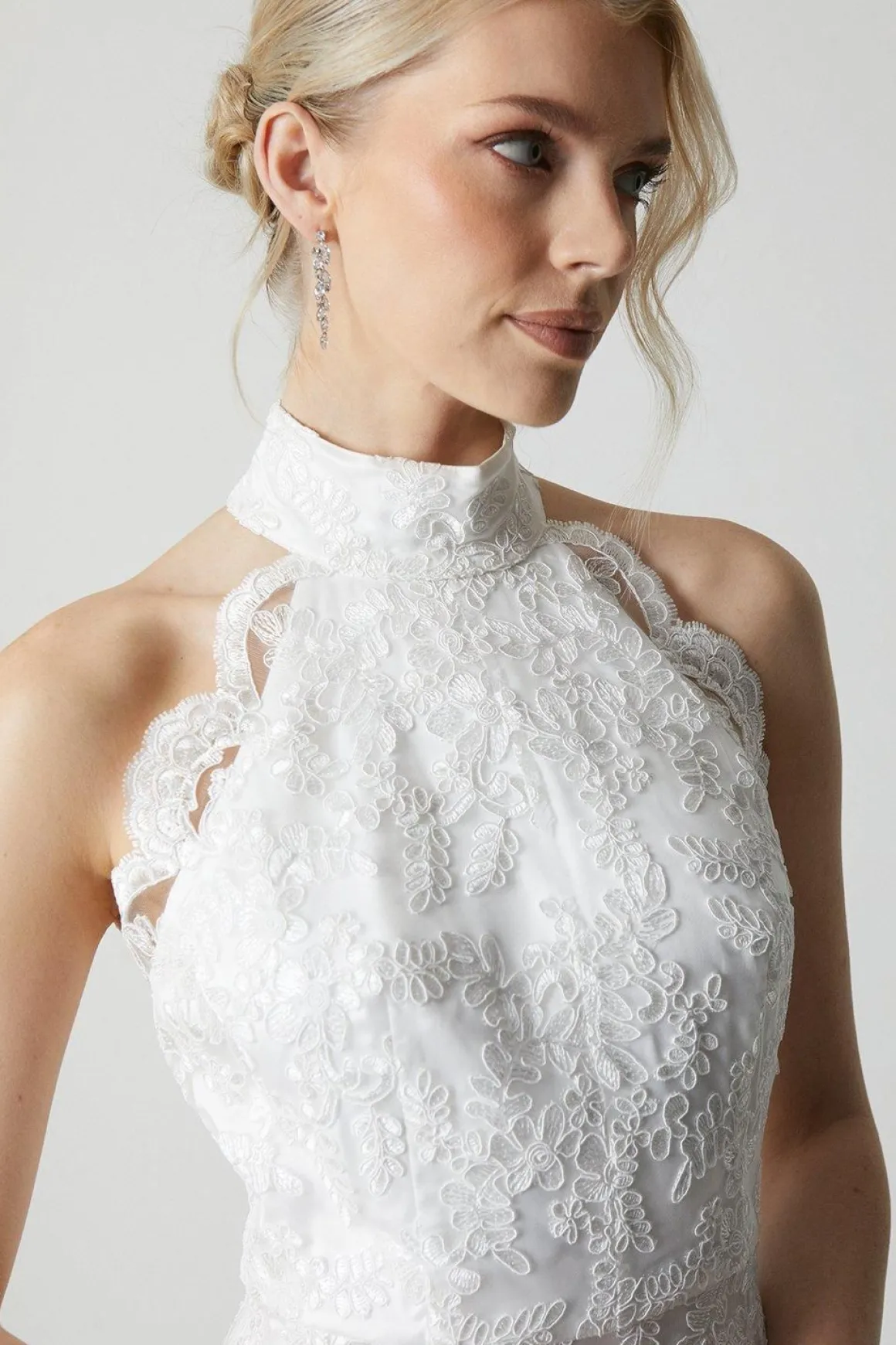 Robe de Mariée en Dentelle Brodée à Col Montant Avec Traîne