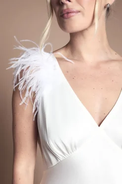 Robe De Mariée En Satin Col V Avec Détail Plumes Aux Épaules Petite Taille