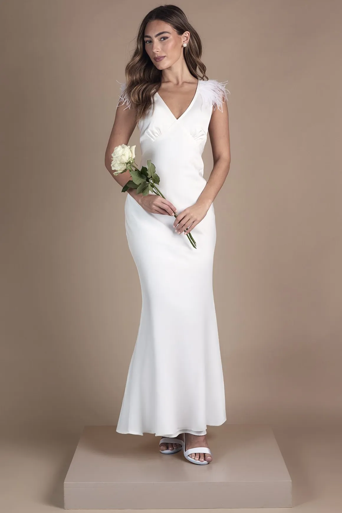 Robe de Mariée en Satin Col V avec Détail Plumes aux Épaules
