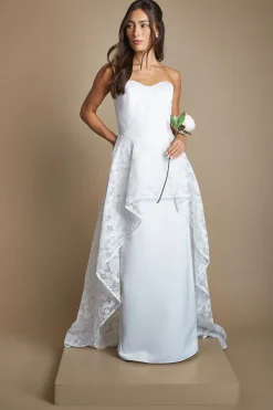 Robe De Mariée Haute-basse À Superposition Florale Avec Traîne
