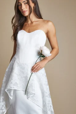 Robe De Mariée Haute-basse À Superposition Florale Avec Traîne