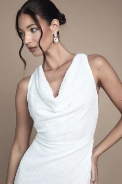 Robe de Mariée Longue à Col Bénitier Ornée de Sequins