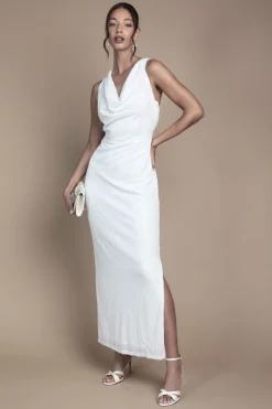 Robe de Mariée Longue à Col Bénitier Ornée de Sequins