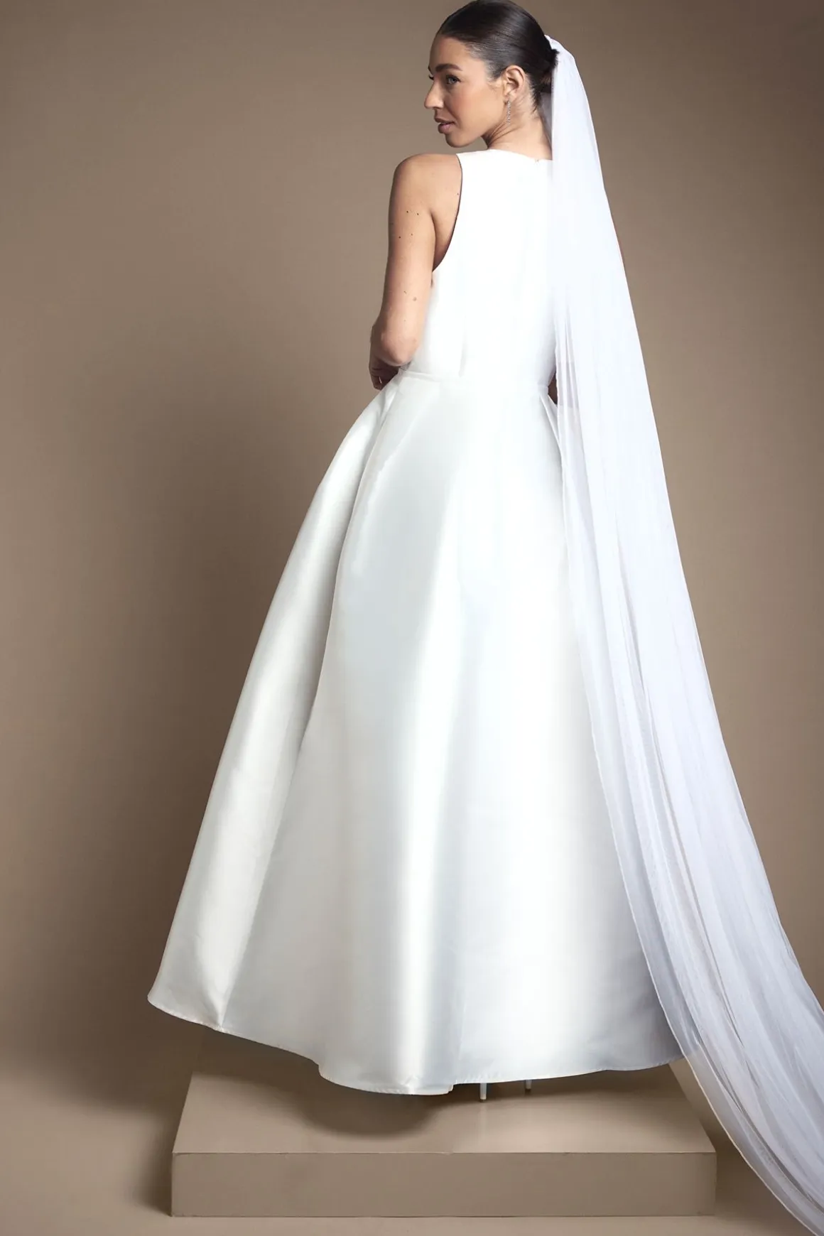 Robe de Mariée Maxi Coast Honoured à Décolleté Plongeant et Nœud à la Taille Avec Poches