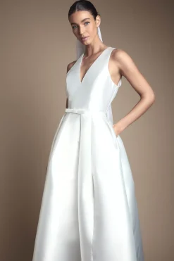 Robe de Mariée Maxi Coast Honoured à Décolleté Plongeant et Nœud à la Taille Avec Poches