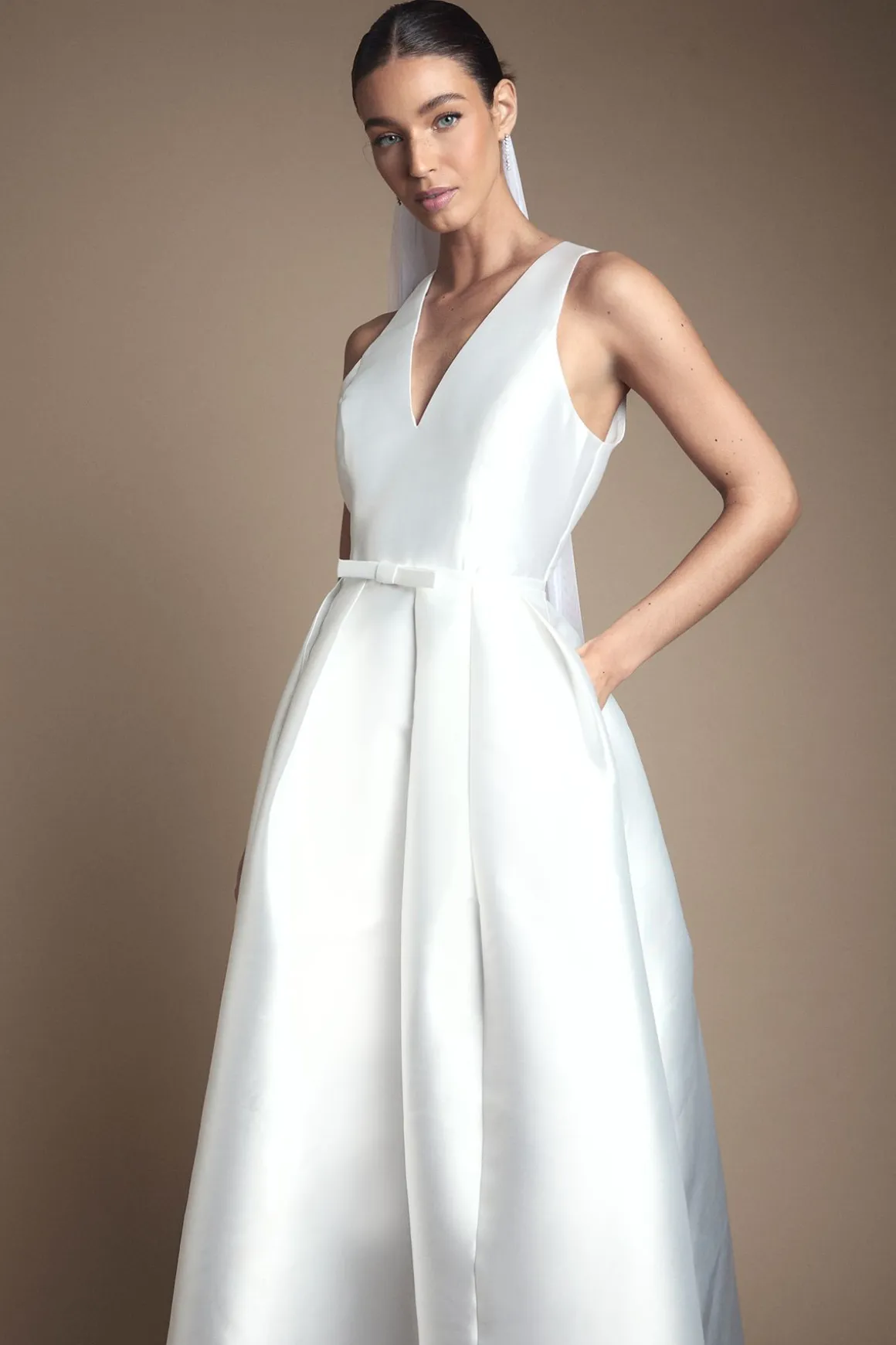 Robe de Mariée Maxi Coast Honoured à Décolleté Plongeant et Nœud à la Taille Avec Poches