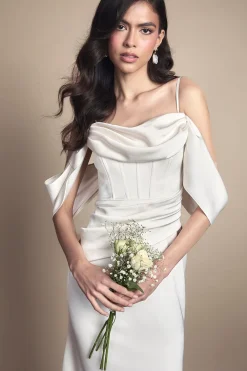 Robe De Mariée Maxi En Satin Drapé Avec Corset Et Encolure Cowl Petite