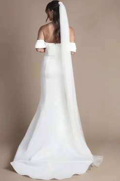 Robe de Mariée Maxi en Satin Structuré avec Décolleté Bardot Torsadé et Traîne Sirène