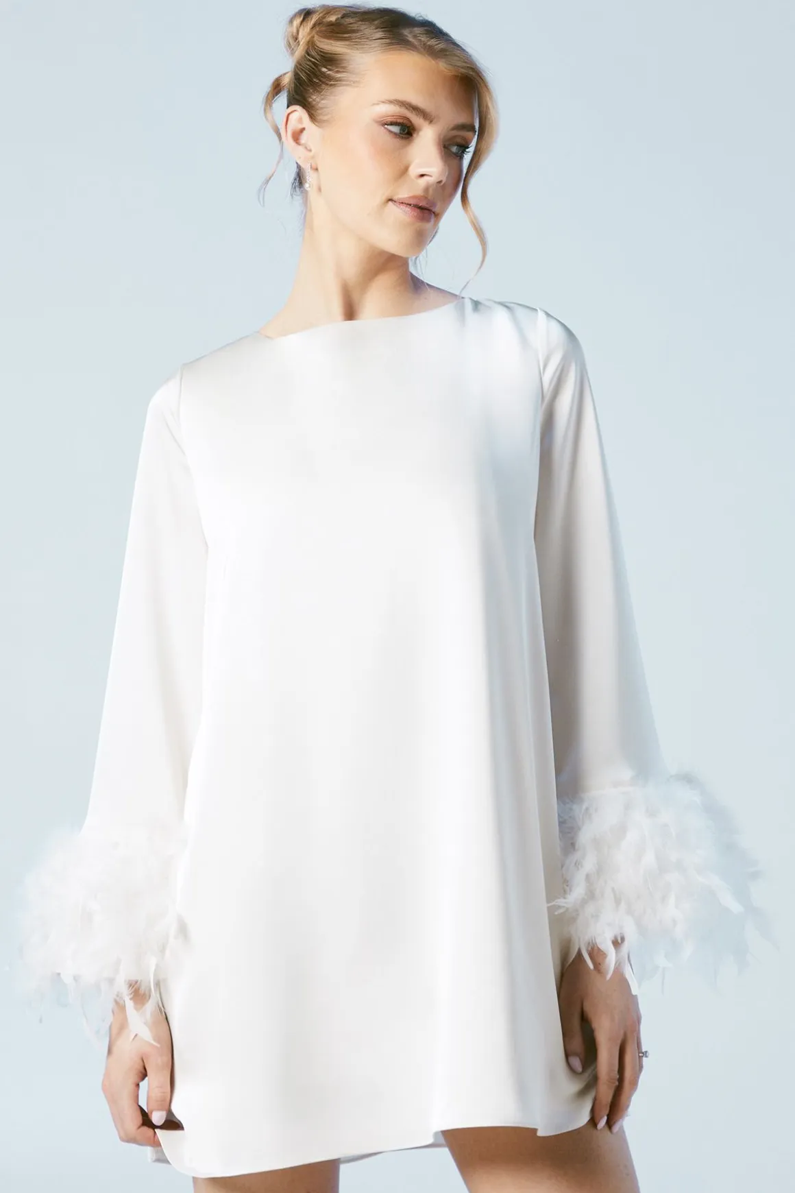 Robe de Mariée Mini en Satin avec Manchettes à Plumes