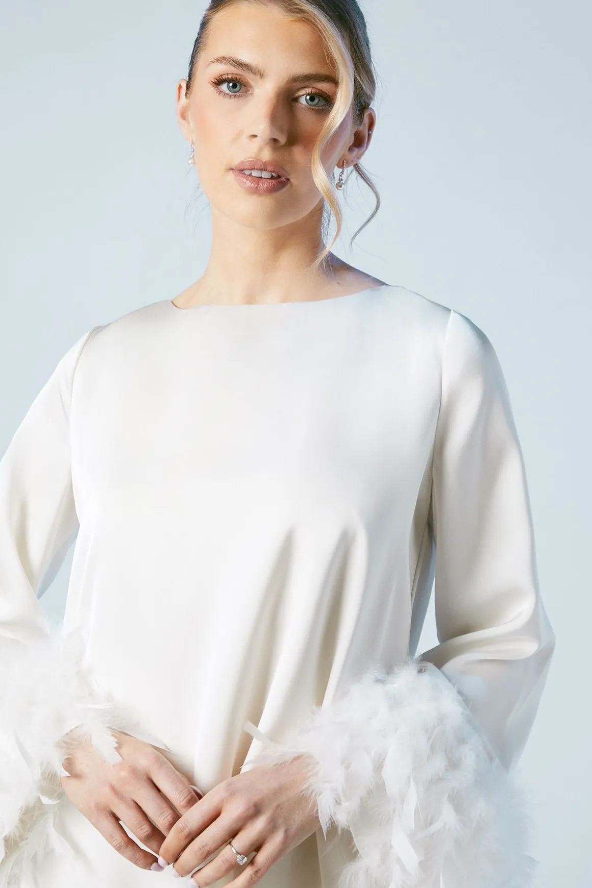 Robe de Mariée Mini en Satin avec Manchettes à Plumes
