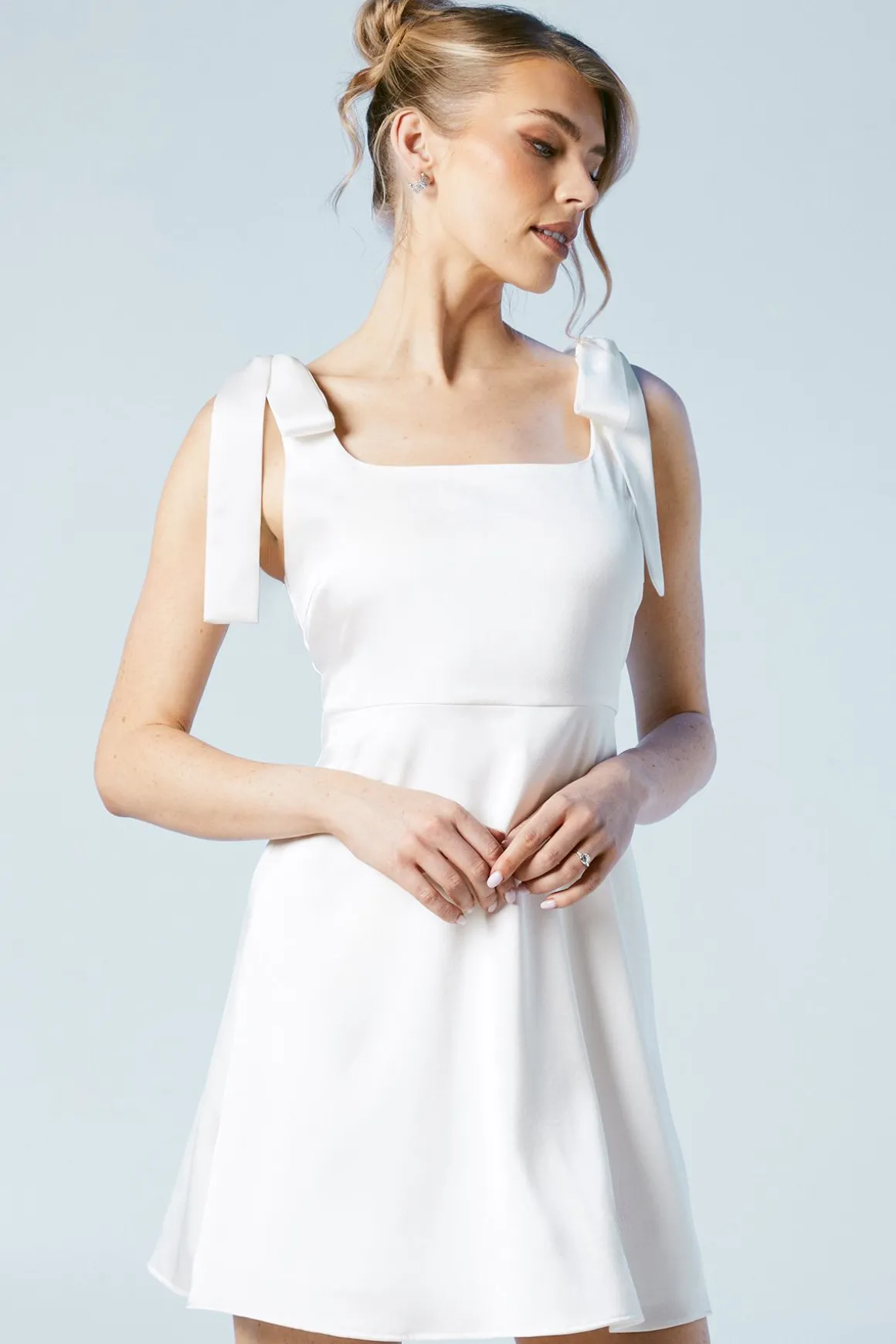 Robe de Mariée Mini en Satin à Bretelles Nouées
