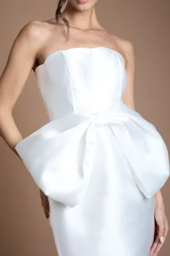 Robe De Mariée À Nœud Spectaculaire Et Détails Festonnés