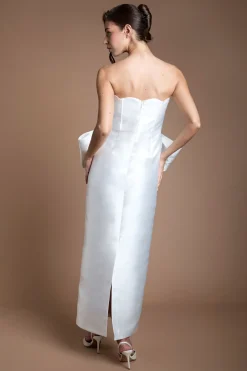 Robe De Mariée À Nœud Spectaculaire Et Détails Festonnés