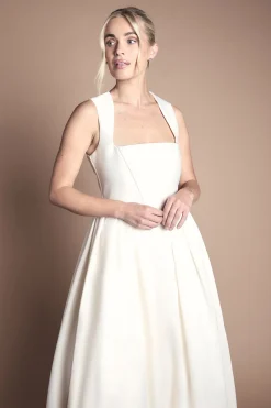Robe De Mariée Petite Avec Corsage Ajusté Et Jupe Ample