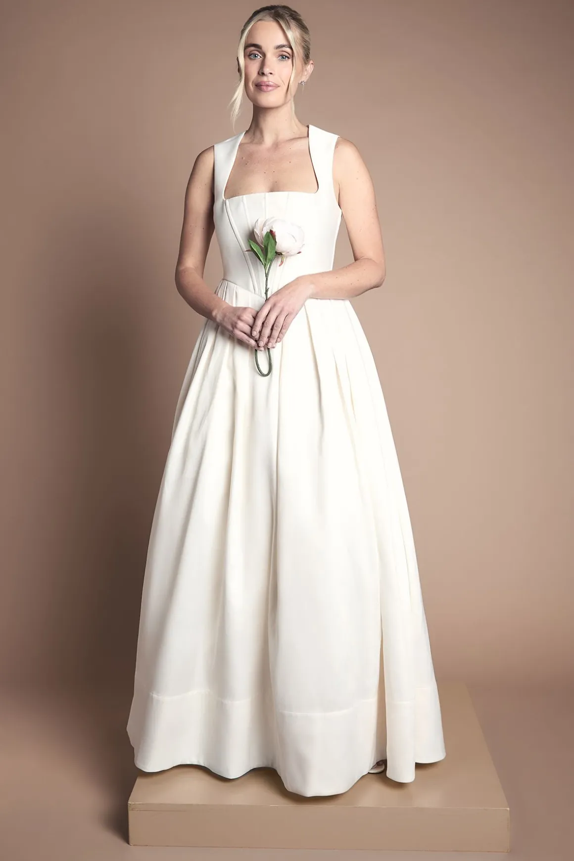 Robe De Mariée Petite Avec Corsage Ajusté Et Jupe Ample