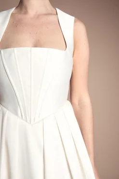 Robe De Mariée Petite Avec Corsage Ajusté Et Jupe Ample