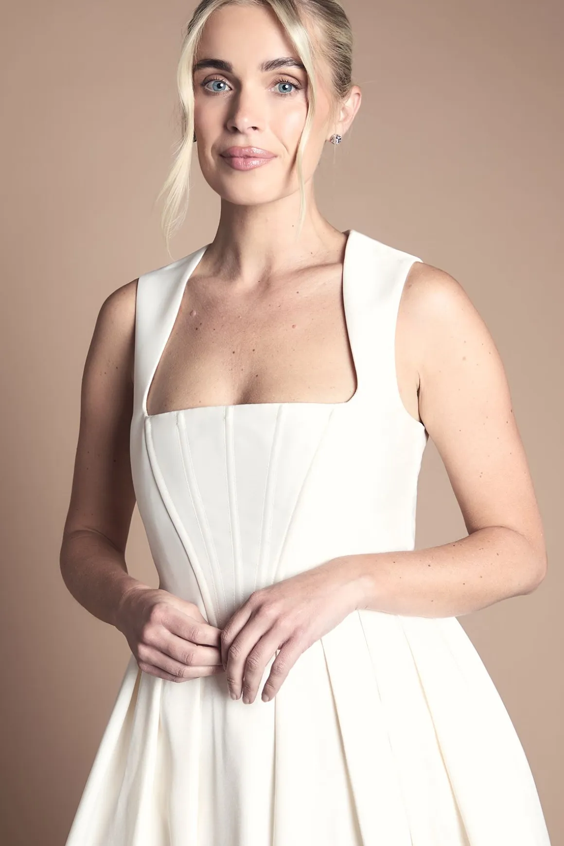 Robe De Mariée Petite Avec Corsage Ajusté Et Jupe Ample