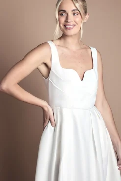 Robe De Mariée Petite Taille En Satin À Corsage Plissé Et Jupe Ample
