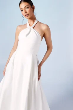 Robe de Mariée Structurée en Satin avec Col Halter et Nœud au Dos