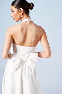 Robe de Mariée Structurée en Satin avec Col Halter et Nœud au Dos