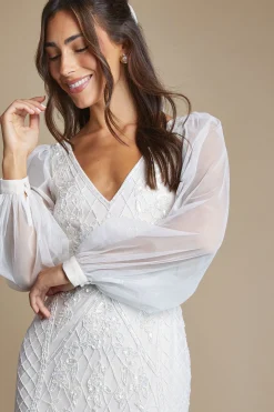 Robe De Mariée Vintage Ornée De Motifs Floraux Avec Décolleté Plongeant Et Manches