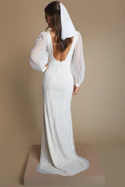 Robe De Mariée Vintage Ornée De Motifs Floraux Avec Décolleté Plongeant Et Manches