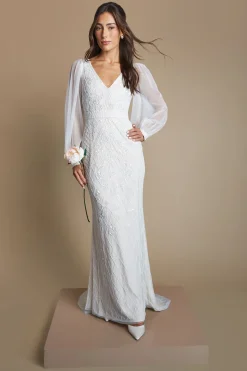 Robe De Mariée Vintage Ornée De Motifs Floraux Avec Décolleté Plongeant Et Manches